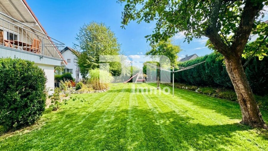 Großzügiges Ein- bis Zweifamilienhaus mit Terrasse und großem Garten - Gartenbereich hinter dem Haus